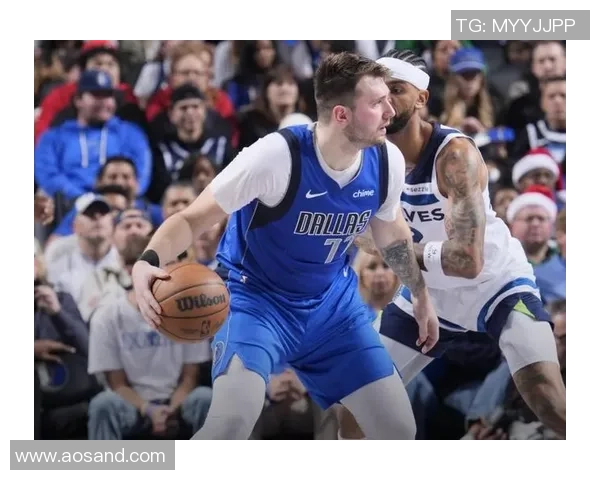 东契奇背打博格丹遭遇撞击疑似小腿受伤引发关注